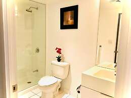 Toronto Downtown Suites CN Tower View