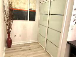 Toronto Downtown Suites CN Tower View