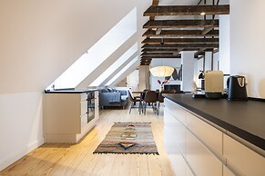 Town Hall Penthouse by Daniel&Jacob’s