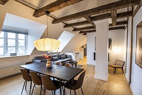 Town Hall Penthouse by Daniel&Jacob’s