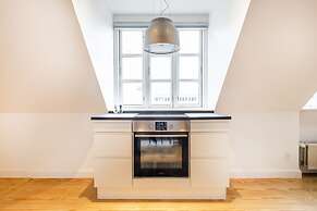 Town Hall Penthouse by Daniel&Jacob’s