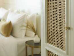 Bonzoe Suites & Villas