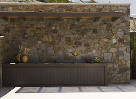 Bonzoe Suites & Villas