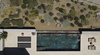 Bonzoe Suites & Villas