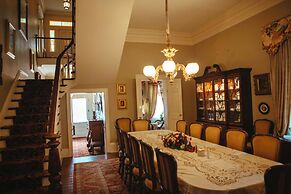 Anchuca Historic Mansion & Inn