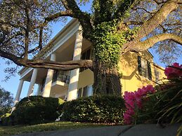 Anchuca Historic Mansion & Inn