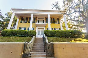 Anchuca Historic Mansion & Inn