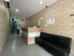 OYO 89760 Harmoni Inn Hotel