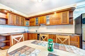 Apartment Voskresenska 18