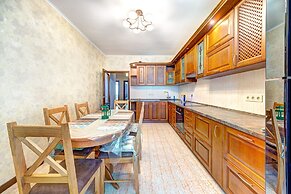 Apartment Voskresenska 18