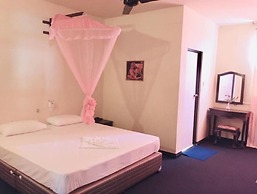 Sana's Beach Guesthouse and Restaurant