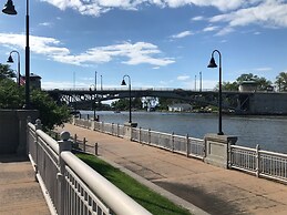 Ariel Broadway Hotel