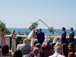 Ariel Broadway Hotel