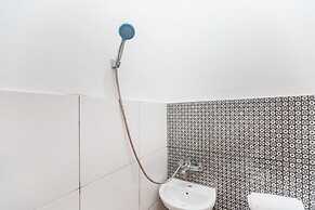 Super OYO 2223 J&b Room Utan Kayu