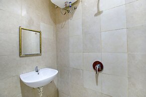 Super OYO 2320 Hotel Charvita