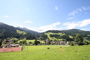 Beautiful Apartment With Garden