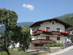 Apartment With Balcony in Hart im Zillertaler