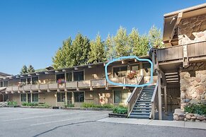 Deluxe 2 Bedroom Apartments at Resort with Outdoor Pool & Hot Tub