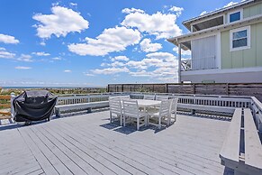 Oceanfront Beach House with Spacious Backyard by RedAwning