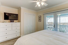 Oceanfront Beach House with Spacious Backyard by RedAwning