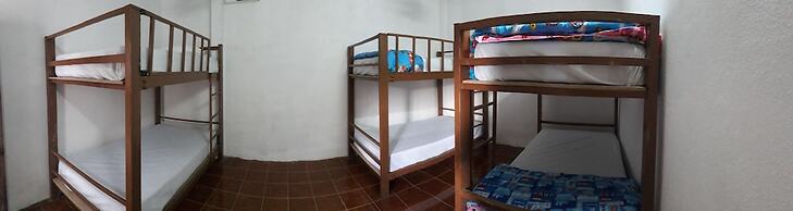 Ba'mi thakhek hostel