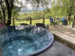 Luxury and Peaceful 1-bed Roundhouse With Hot Tub