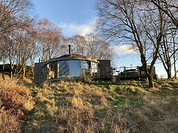 Luxury and Peaceful 1-bed Roundhouse With Hot Tub