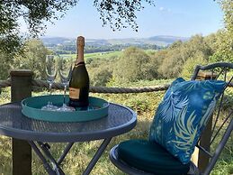 Luxury and Peaceful 1-bed Roundhouse With Hot Tub