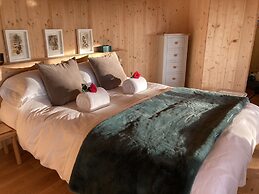 Luxury and Peaceful 1-bed Roundhouse With Hot Tub