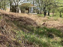 Luxury and Peaceful 1-bed Roundhouse With Hot Tub