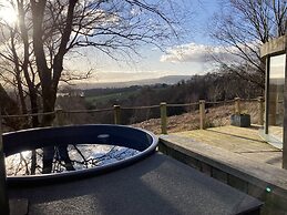 Luxury and Peaceful 1-bed Roundhouse With Hot Tub