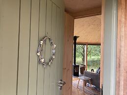 Luxury and Peaceful 1-bed Roundhouse With Hot Tub