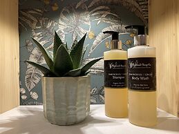 Luxury and Peaceful 1-bed Roundhouse With Hot Tub