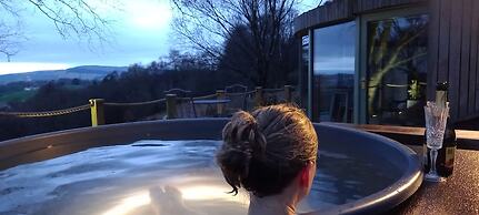 Luxury and Peaceful 1-bed Roundhouse With Hot Tub