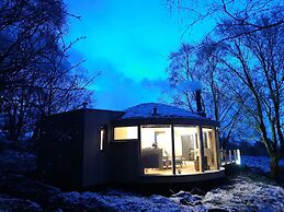 Luxury and Peaceful 1-bed Roundhouse With Hot Tub