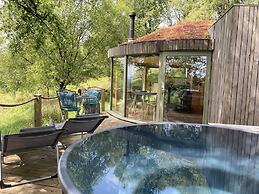 Luxury and Peaceful 1-bed Roundhouse With Hot Tub
