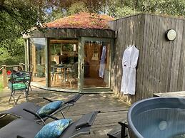 Luxury and Peaceful 1-bed Roundhouse With Hot Tub