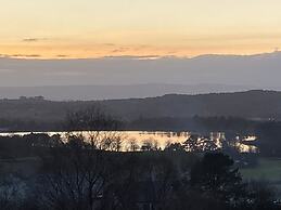 Luxury and Peaceful 1-bed Roundhouse With Hot Tub