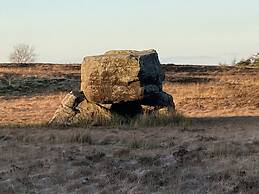 Luxury and Peaceful 1-bed Roundhouse With Hot Tub