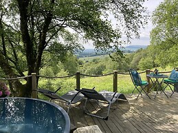 Luxury and Peaceful 1-bed Roundhouse With Hot Tub