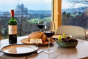 Luxury and Peaceful 1-bed Roundhouse With Hot Tub