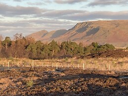 Luxury and Peaceful 1-bed Roundhouse With Hot Tub