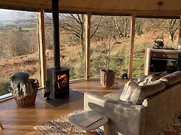 Luxury and Peaceful 1-bed Roundhouse With Hot Tub