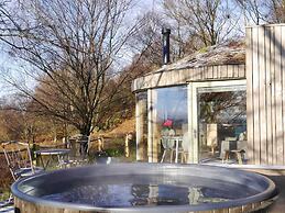 Luxury and Peaceful 1-bed Roundhouse With Hot Tub