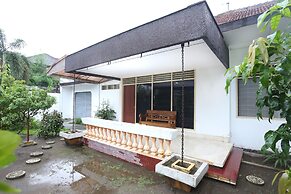 OYO 2268 Tim-tim Homestay SyariahNearUniversitas Gadjah Mada