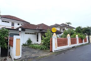 OYO 2268 Tim-tim Homestay SyariahNearUniversitas Gadjah Mada