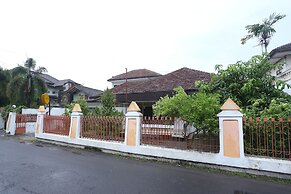 OYO 2268 Tim-tim Homestay SyariahNearUniversitas Gadjah Mada