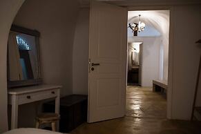 The Grand Cave House