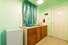 Ni-Mar Studios & Apartments