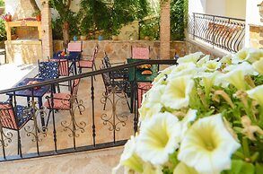 Ni-Mar Studios & Apartments